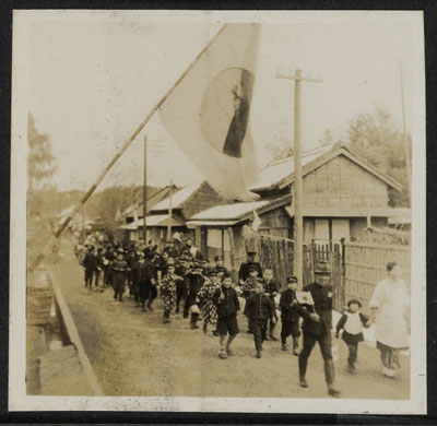 リンク:黄-3-182と関連する写真旗の行列
